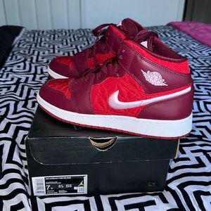 AIR JORDAN 1 MID ( grade school)